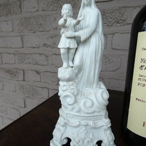 Antigua estatua de la virgen de porcelana bisque francesa del siglo XIX.