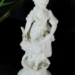 Stara niemiecka figurka dziewczynki z kwiatkami z porcelany biskwitowej