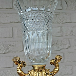 Grand vase en verre de cristal lourd, coupe claire, base d&#39;anges putti en bronze