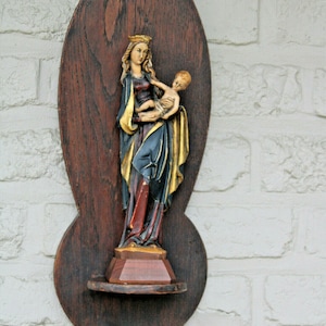 Figura de madonna policromada tallada en madera alemana vintage en la consola de pared