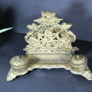 Antiguo soporte de carta de mesa de tintero putti putti de latón