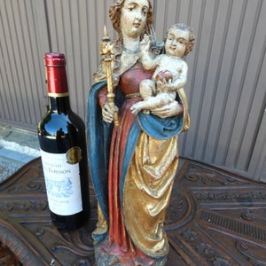 Escultura antigua de la Virgen francesa policromada en madera tallada