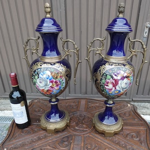 Paar Vintage große kobaltblaue Porzellanvasen Urnen Blumendekor