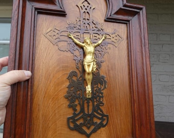 Crucifijo antiguo de madera y metal con marco, placa religiosa rara de 1950.