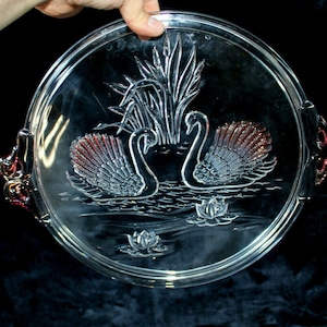 plaque de plateau de gâteau de présentation de verre de cru avec des cygnes