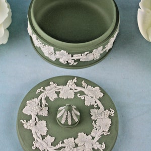 Wedgwood jasperware bonbonnière boîte porcelaine angleterre 1955 raisins vin