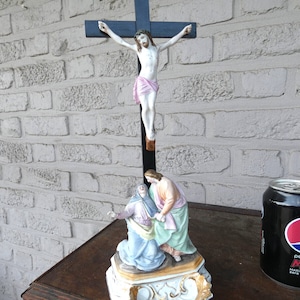 Antiek 19e eeuws belgisch vieux andenne bisque porselein Calvary kruisbeeld lettertype