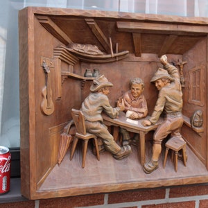 Reproductores de cartas tallados en madera vintage marco de panel de pared en relieve firmado en la década de 1960