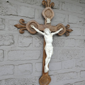 Antigo crucifixo esculpido em madeira francesa, corpo de cerâmica, flor de lis, religioso, raro