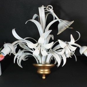 Vintage de mediados de siglo floral blanco lacado metal chandelier attr hans kogl