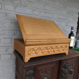 Atril de iglesia vintage con soporte bíblico, elementos religiosos tallados en madera neogótica