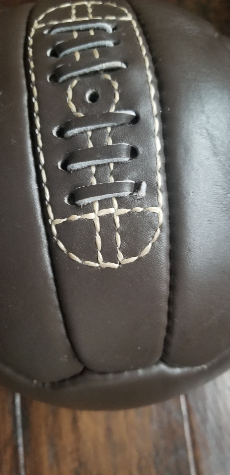 ballon en cuir marron pour le football américain, illustration couleur et croquis, ligne