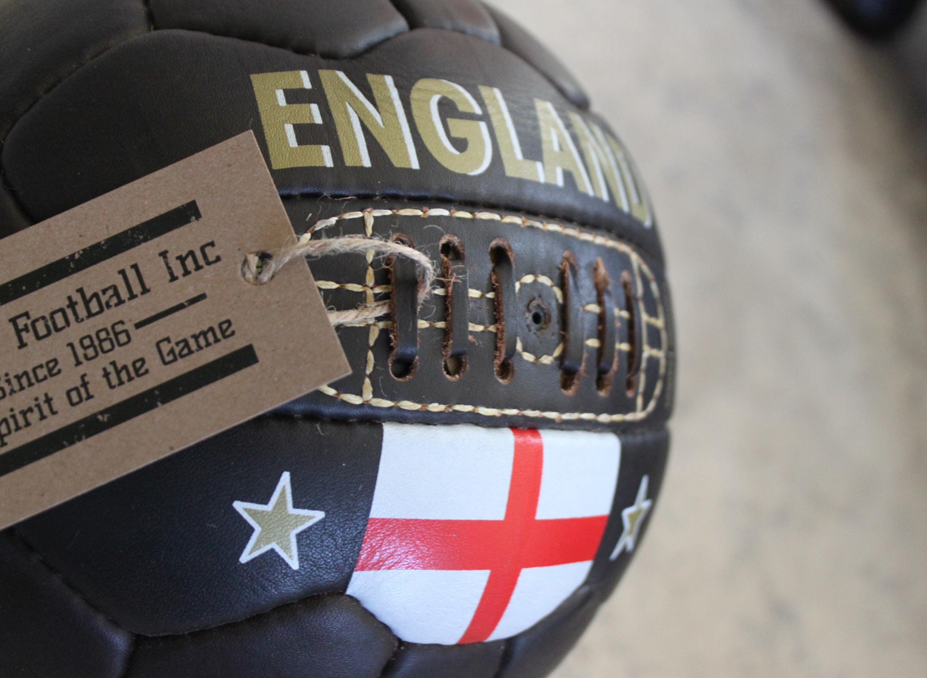 Ballon Vintage Ancien SIS Match Avec Cinq Lacets Fabriqué En Angleterre