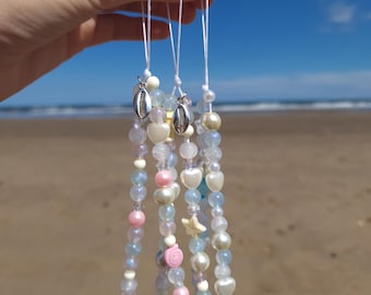 Pingente de celular artesanal com miçangas | Tons pastel Y2K, detalhes em conchas