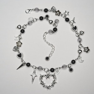 Gargantilla con dije de corazón en gris y negro - joyería hecha a mano {whimsigoth, mini charms, estética, gótica, grunge, acubi, y2k 2000s}