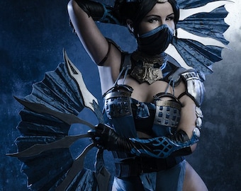 Kitana cosplay from Mortal Kombat X