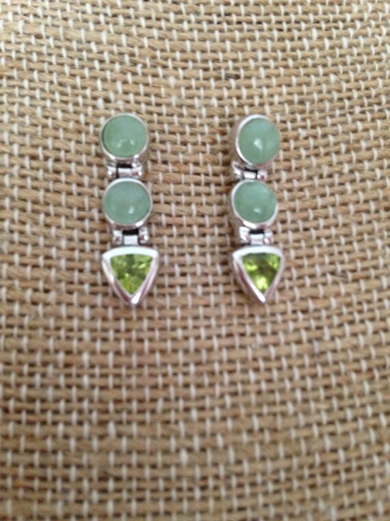 Pear-Shaped Peridot And White Lab-Created Sapphire Frame Drop Earrings In Sterling Silver With 18K Gold Plate - Foto 9