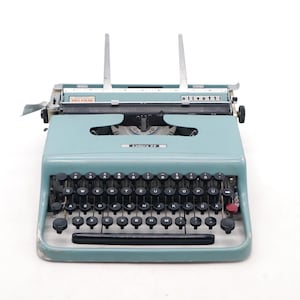 Vintage 1950s Olivetti Lettera 22 Typewriter Marcello Nizzoli Modern Art Museum New York Fully Functional Great Original Condition