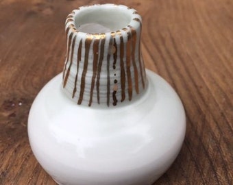 Jarrón de porcelana pequeño tirado a mano