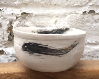 Cuenco de gres lanzado a mano con underglaze blanco y decoración de terciopelo negro