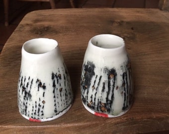 Par de ollas de jarrón de porcelana blanca lanzadas a mano con terciopelo negro y decoración de brillo dorado