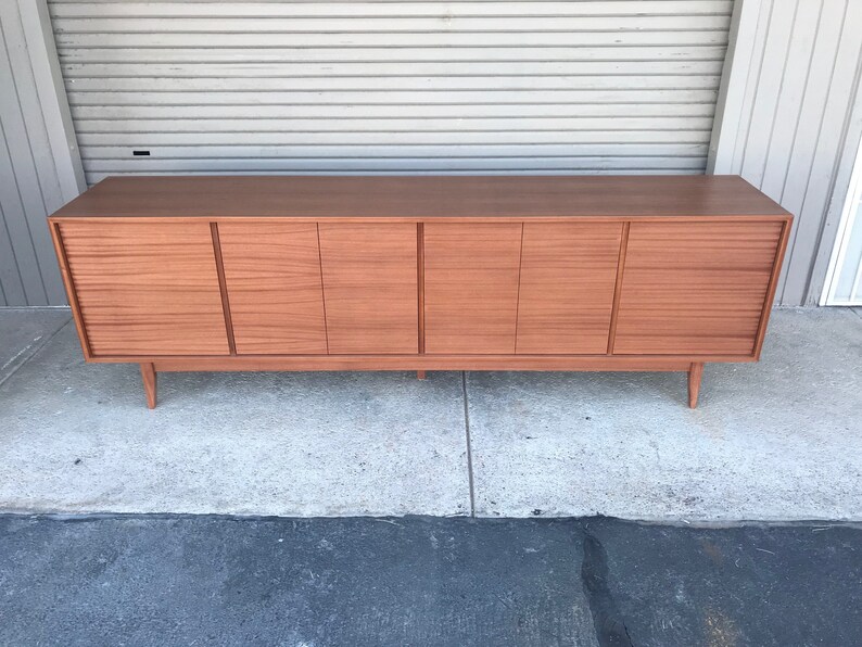 Mahogany with straight leg base. 8/' Mid Century Style TV Cabinet Buffet Liquor Cabinet Credenza