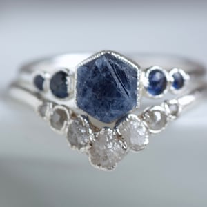 Saphir und Diamant Ehering Set Roher blauer Saphir Verlobungsring Natürlicher Kristall Vorschlag Ring Diamant Ehering Alternative Ring Bild 1