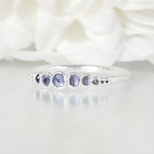 Anillo de tanzanita con guijarros, banda de piedras preciosas color lavanda, anillo de boda de tanzanita, joyería con piedra natal de diciembre, anillo de cristal púrpura, plata electroformada