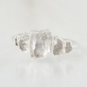 Ruwe kwartskristalring. Alternatieve verlovingsring Quartz-belofteband Elektrogevormde zilveren sieraden Ruwe kwartsring
