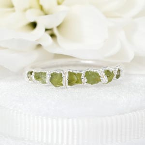 Raw Peridot Band Ring. 999 Pure Fine Silver Electroformed Natural Raw Peridot Alternative Bohemian Wedding Band Raw Peridot Jewellery