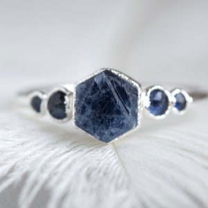 Saphir und Diamant Ehering Set Roher blauer Saphir Verlobungsring Natürlicher Kristall Vorschlag Ring Diamant Ehering Alternative Ring Sapphire Ring