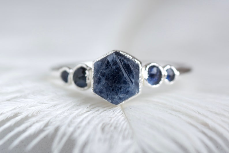 Saphir und Diamant Ehering Set Roher blauer Saphir Verlobungsring Natürlicher Kristall Vorschlag Ring Diamant Ehering Alternative Ring Sapphire Ring