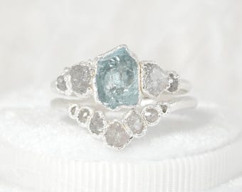 Aangepaste ruwe aquamarijn diamanten bruiloft set. Rustieke verlovingsring diamanten band alternatieve voorstelring geboortesteen maart fijne sieraden