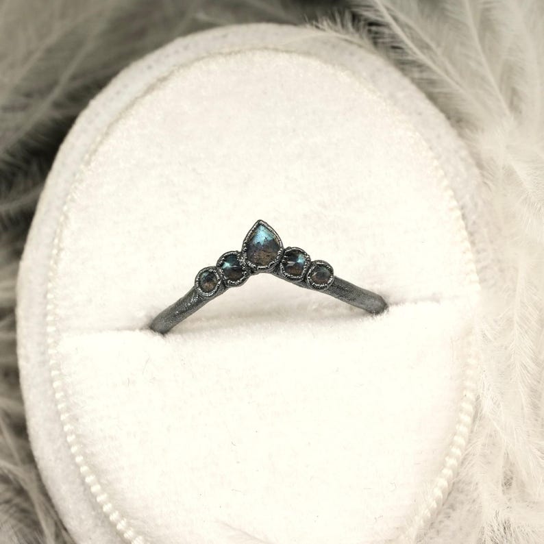 Anillo de labradorita con ondas oxidadas, plata fina 999, anillo de labradorita con forma de chevron, anillo de labradorita con ondas, banda de labradorita, anillo de bodas alternativo. imagen 5
