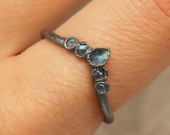 Anillo de labradorita con ondas oxidadas, plata fina 999, anillo de labradorita con forma de chevron, anillo de labradorita con ondas, banda de labradorita, anillo de bodas alternativo.