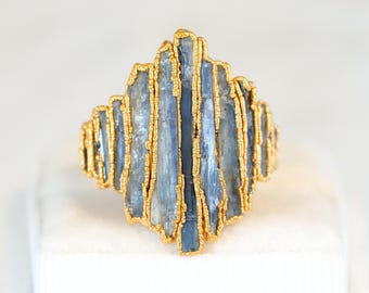 Anillo de cianita azul en bruto. Oro electroformado, plata negra, cianita natural en bruto, sin tallar, anillo de protección con cristales de cianita.