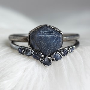 Sapphire Wedding Set September Wedding Alternative Raw Dark Blue Ring Set Alternative Sapphire Ring Rustic Wedding Set