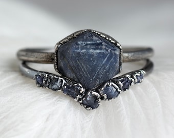 Saffier trouwset. September bruiloft alternatieve ruwe donkerblauwe ringset alternatieve saffier ring rustieke bruiloft set