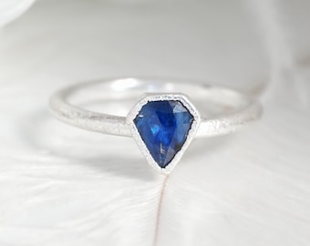 Anillo de zafiro azul. Anillo de compromiso de plata fina 999 electroformada con zafiro natural de corte rosa y forma geométrica brillante.