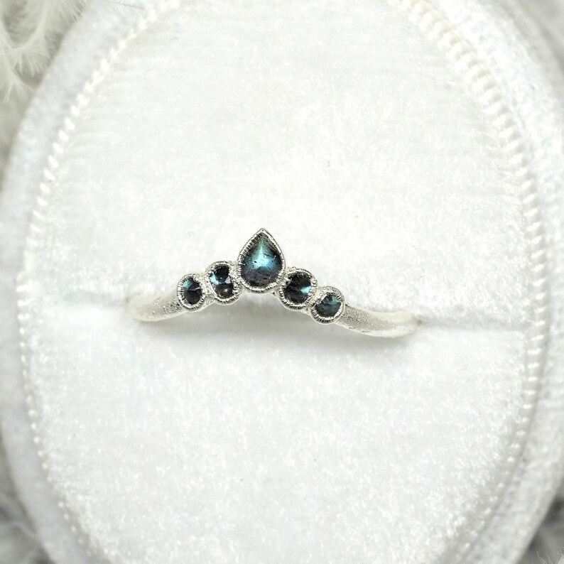 Anillo de labradorita con ondas oxidadas, plata fina 999, anillo de labradorita con forma de chevron, anillo de labradorita con ondas, banda de labradorita, anillo de bodas alternativo. imagen 4