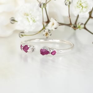Bague rose fuchsia Bague en saphir naturel et rubis Bague en cristal réglable Bague en saphir brut et rubis Bague pour ami