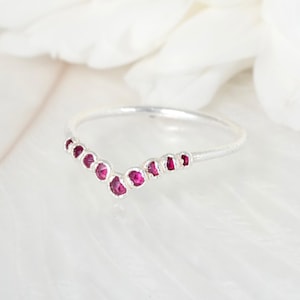 Anillo de rubí natural ondulado. Anillo de cristal rosa intenso. Alianza de rubí. Anillo de chevron rosa. Joyería de rubí natural. Anillo de plata electroformada.