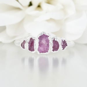 Anillo de zafiro rosa. Alianza de compromiso rústica. Anillo de cristal rosa natural. Anillo de compromiso alternativo. Joyería de zafiro en bruto. Anillo de promesa.