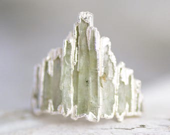 Anillo de corona de cianita verde Anillo de escudo de cianita verde Anillo de escudo de cianita Anillo de apilamiento de cianita Anillo de cianita en bruto Anillo de cianita verde en bruto