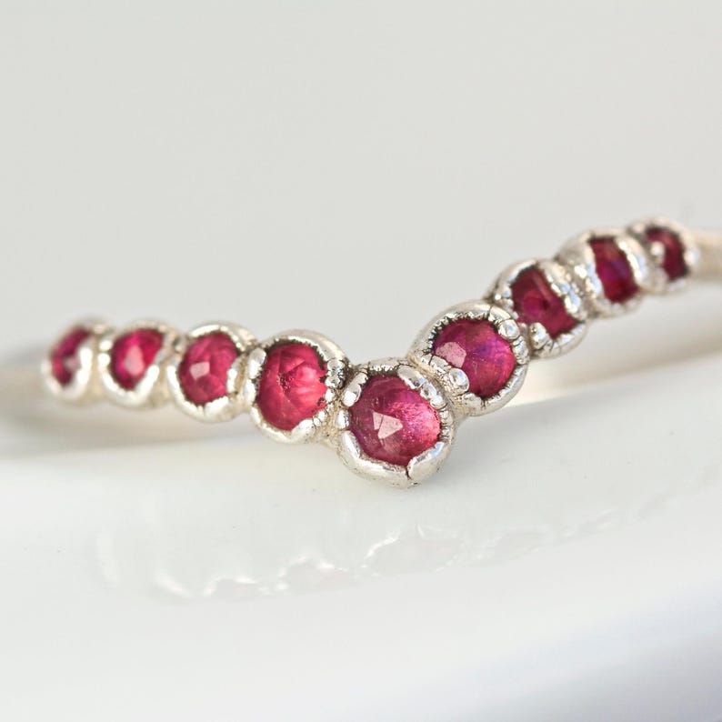 Anillo de rubí natural ondulado. Anillo de cristal rosa intenso. Alianza de rubí. Anillo de chevron rosa. Joyería de rubí natural. Anillo de plata electroformada. imagen 2