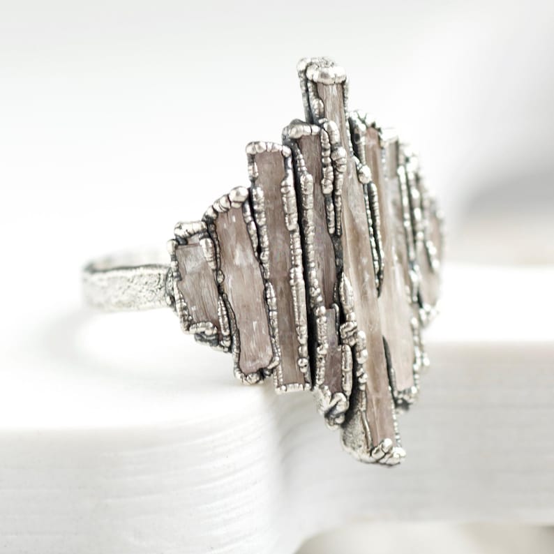 Anillo de escudo de kunzita rosa, plata pura 999, anillo de escudo de kunzita rosa, anillo de corona de kunzita en bruto, anillo de corona de cristal en bruto imagen 2