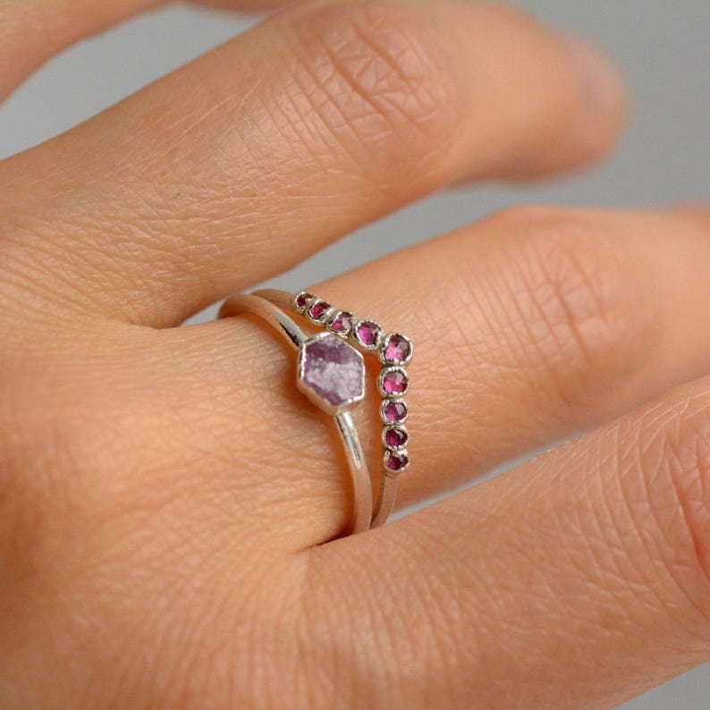 Anillo de rubí natural ondulado. Anillo de cristal rosa intenso. Alianza de rubí. Anillo de chevron rosa. Joyería de rubí natural. Anillo de plata electroformada. imagen 5