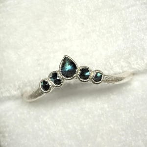Anillo de labradorita con ondas oxidadas, plata fina 999, anillo de labradorita con forma de chevron, anillo de labradorita con ondas, banda de labradorita, anillo de bodas alternativo. imagen 3