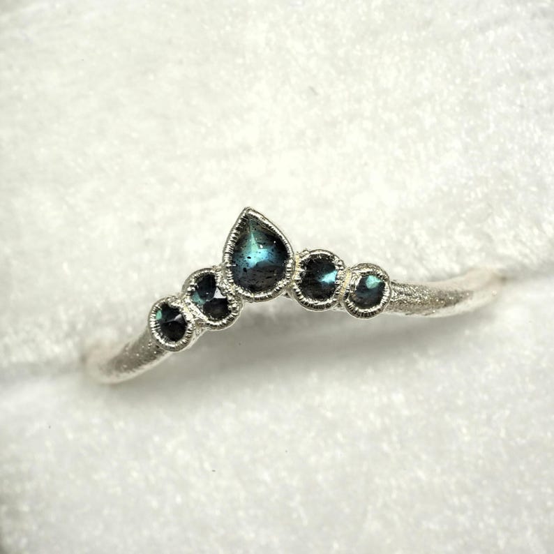 Anillo de labradorita con ondas oxidadas, plata fina 999, anillo de labradorita con forma de chevron, anillo de labradorita con ondas, banda de labradorita, anillo de bodas alternativo. imagen 3
