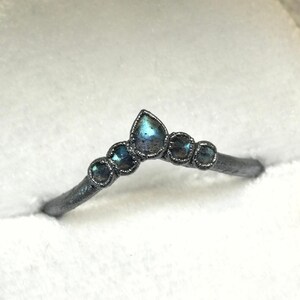 Anillo de labradorita con ondas oxidadas, plata fina 999, anillo de labradorita con forma de chevron, anillo de labradorita con ondas, banda de labradorita, anillo de bodas alternativo. imagen 2